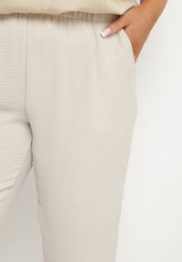 Born2be - Beżowe Spodnie z Gumką w Pasie 7/8 Tenimira. Okazja: na co dzień, na spacer. Kolekcja: plus size. Kolor: beżowy. Styl: klasyczny, elegancki, casual