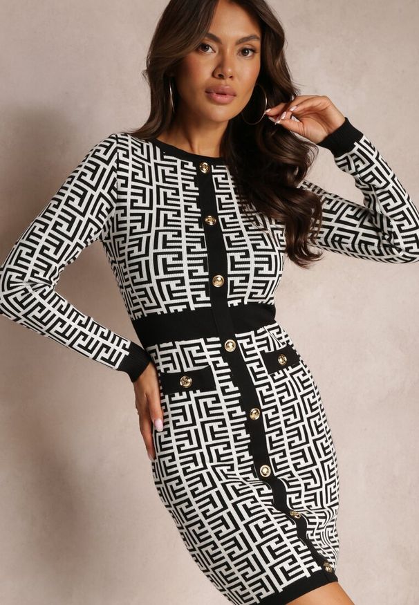 Renee - Biała Sukienka Mini ze Sweterkowego Materiału o Geometrycznym Motywie z Dodatkowymi Guzikami Isaela. Kolor: biały. Materiał: materiał. Wzór: geometria. Styl: elegancki. Długość: mini