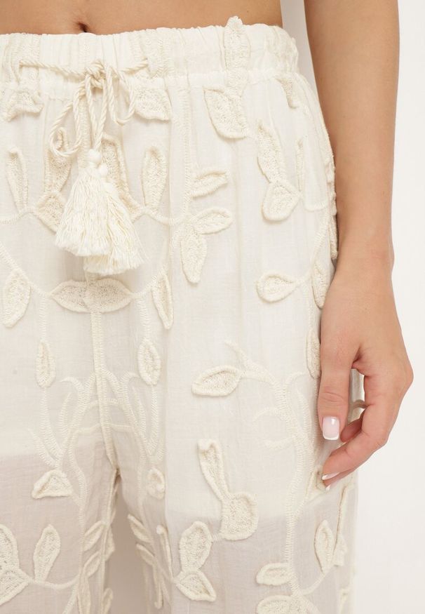 Born2be - Beżowe Spodnie Ażurowe z Wysokim Stanem i Gumką w Pasie Frulefia. Stan: podwyższony. Kolor: beżowy. Wzór: ażurowy. Styl: sportowy, klasyczny, elegancki