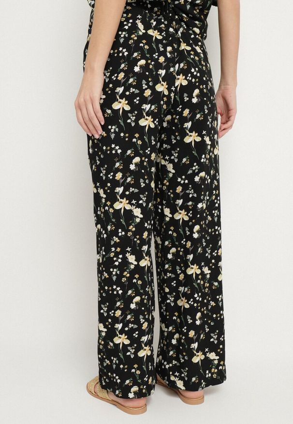 Born2be - Czarne Spodnie z Wysokim Stanem w Kwiaty Borsedi. Okazja: na spacer, na co dzień. Stan: podwyższony. Kolor: czarny. Wzór: kwiaty. Styl: casual, elegancki