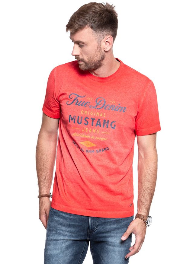 Mustang - MUSTANG T SHIRT Alex C Print 1008961 7179. Kolor: czerwony. Wzór: nadruk