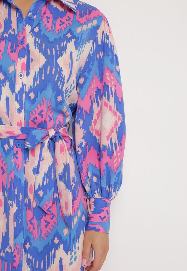 Born2be - Niebiesko-Różowa Koszulowa Sukienka Midi z Etno Wzorem i Wiązanym Paskiem Mithera. Kolor: niebieski. Typ sukienki: koszulowe. Styl: etno. Długość: midi