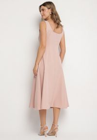 Born2be - Różowa Klasyczna Sukienka o Rozkloszowanym Kroju Delure. Okazja: na imprezę. Typ kołnierza: dekolt kwadratowy. Kolor: różowy. Wzór: aplikacja. Styl: klasyczny #5