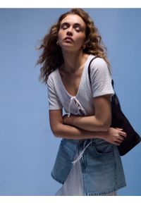 Sinsay - Elegancka bluzka z ozdobnymi wiązaniami - biały. Kolor: biały. Styl: elegancki #1