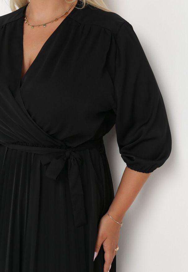 Born2be - Czarna Plisowana Sukienka Maxi z Kopertowym Dekoltem i Wiązaniem w Talii Lariah. Kolekcja: plus size. Kolor: czarny. Materiał: materiał. Typ sukienki: kopertowe. Długość: maxi