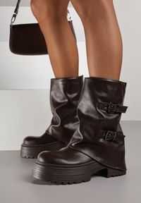 Born2be - Ciemnobrązowe Botki Biker VICES z Cholewką Imitującą Nogawkę z Klamrami Reiladia. Okazja: na co dzień. Zapięcie: klamry. Kolor: brązowy. Materiał: jeans. Szerokość cholewki: normalna. Styl: casual