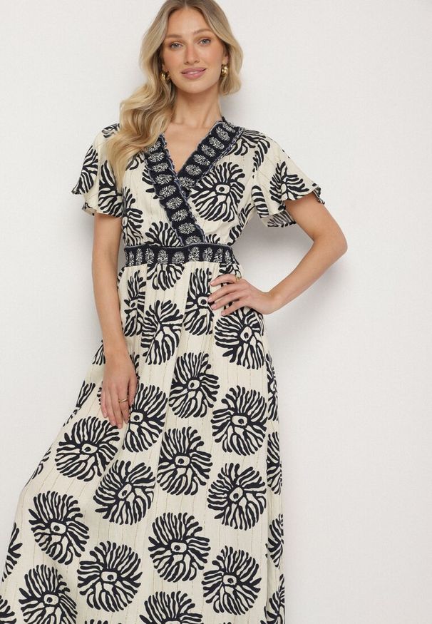 Born2be - Niebieska Wiskozowa Sukienka Rozkloszowana z Kopertowym Dekoltem w Boho Wzór Paldena. Okazja: na co dzień, na imprezę. Typ kołnierza: dekolt kopertowy. Kolor: niebieski. Materiał: wiskoza. Wzór: aplikacja. Sezon: lato. Typ sukienki: kopertowe. Styl: boho