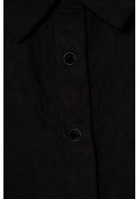 Guess koszula damska kolor czarny regular z kołnierzykiem klasycznym. Typ kołnierza: kołnierzyk klasyczny. Kolor: czarny. Materiał: tkanina. Długość rękawa: długi rękaw. Długość: długie. Styl: klasyczny #2
