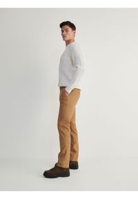 Reserved - Spodnie chino slim fit - brązowy. Kolor: brązowy. Materiał: bawełna