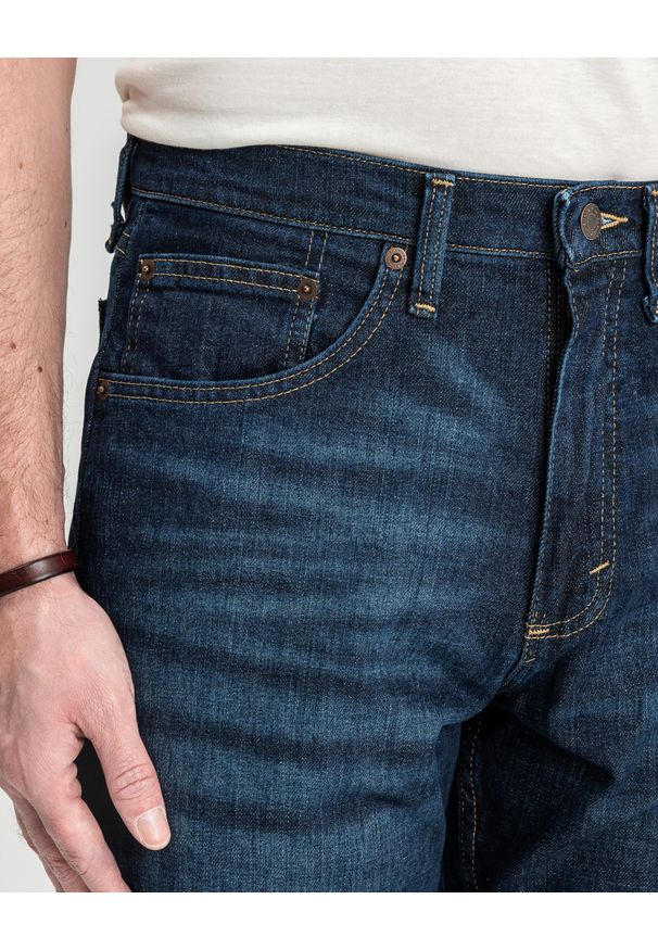 Męskie Spodnie Jeansowe Wrangler Relaxed Fit Blackened Indigo 112352957. Okazja: na co dzień, do pracy. Styl: casual, klasyczny, elegancki