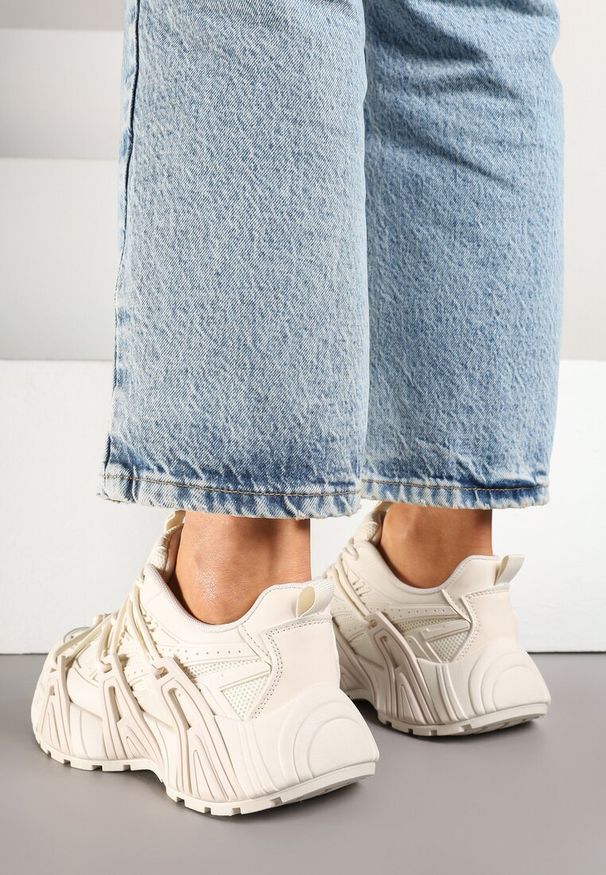 Renee - Beżowe Sneakersy Ozdobione Tłoczonym Wzorem Sanalitia. Okazja: na co dzień. Kolor: beżowy. Materiał: skóra, jeans. Wzór: aplikacja