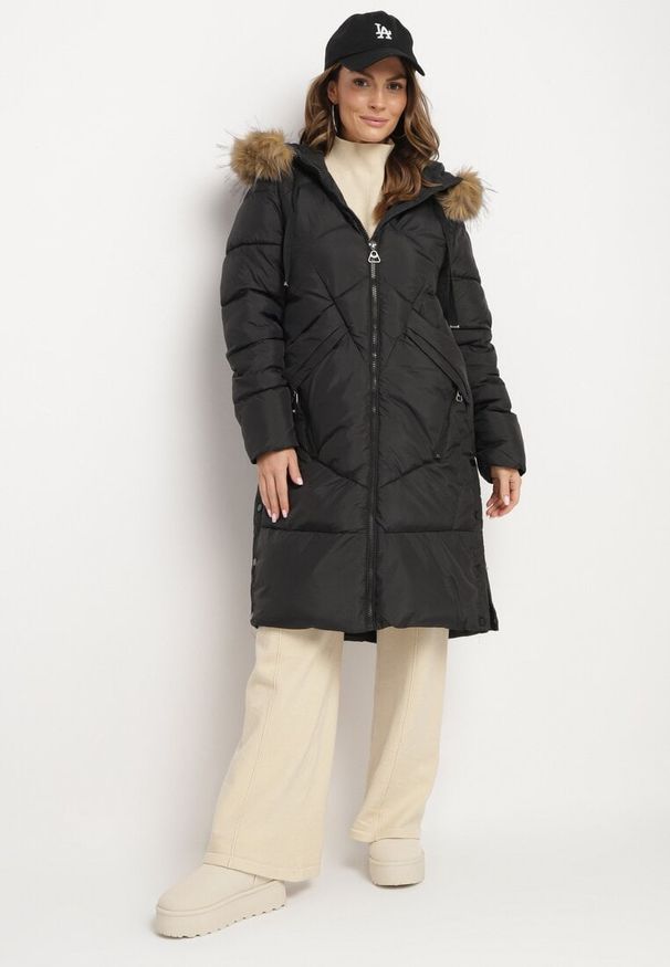 Born2be - Czarna Pikowana Kurtka z Odpinanym Futerkiem przy Kapturze i Napami u Dołu po Bokach Zemicea. Okazja: na co dzień. Kolor: czarny. Materiał: futro. Długość rękawa: długi rękaw. Długość: długie. Styl: casual, elegancki