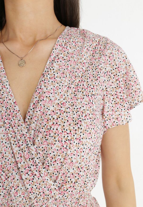 Born2be - Różowo-Biały Kombinezon z Wiskozy Ariamaya. Okazja: na co dzień. Kolor: różowy. Materiał: wiskoza. Długość rękawa: krótki rękaw. Długość: krótkie. Wzór: aplikacja, kwiaty. Sezon: lato. Styl: casual