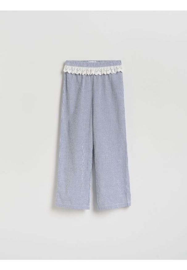 Reserved - Spodnie w paski - niebieski. Kolor: niebieski. Materiał: bawełna, tkanina. Wzór: paski