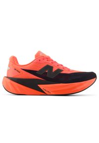 Buty damskie New Balance FuelCell Rebel v5 WFCXLQ5 – czerwone. Kolor: czerwony. Materiał: guma, materiał, syntetyk. Szerokość cholewki: normalna. Wzór: geometria. Sport: bieganie, fitness