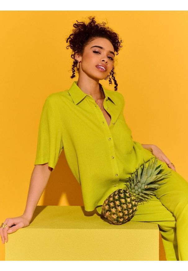 Sinsay - Wiskozowa koszula z krótkim rękawem z domieszką lnu - zielony. Kolor: zielony. Materiał: wiskoza, len. Długość rękawa: krótki rękaw. Długość: krótkie