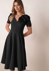 Born2be - Czarna Elegancka Rozkloszowana Sukienka z Kwiatem 3D Eugorus. Kolor: czarny. Wzór: kwiaty. Styl: elegancki #8