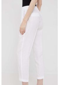 United Colors of Benetton spodnie lniane damskie kolor biały proste high waist. Okazja: na co dzień. Stan: podwyższony. Kolor: biały. Materiał: len. Styl: casual