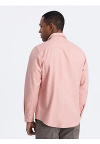 Ombre Clothing - Męska koszula z kieszenią REGULAR FIT - różowa V5 OM-SHCS-0148 - XXL. Kolor: różowy. Materiał: bawełna, poliester. Długość rękawa: długi rękaw. Długość: długie