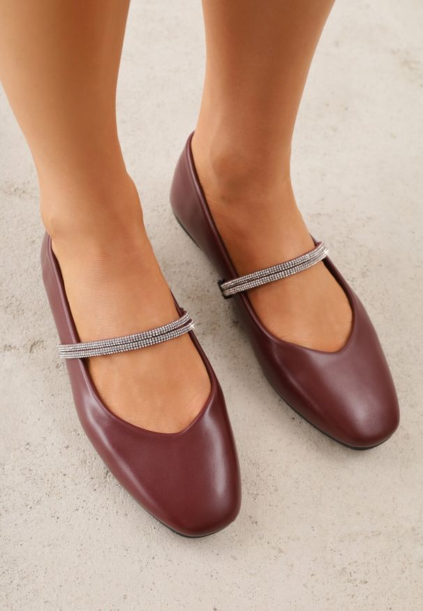 Born2be - Bordowe Wsuwane Balerinki z Ozdobnym Paskiem z Cyrkoniami Rola. Okazja: na co dzień. Zapięcie: bez zapięcia. Kolor: czerwony. Wzór: aplikacja. Styl: casual, klasyczny, elegancki