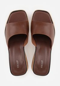 Born2be - Brązowe Klapki VICES z Kwadratowym Noskiem na Koturnie z Imitacji Korka Cordereida. Okazja: na co dzień. Kolor: brązowy. Materiał: jeans, len. Wzór: haft. Sezon: lato. Obcas: na koturnie. Styl: casual #5