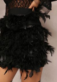 Renee - Czarna Dopasowana Spódnica Mini w Pióra Gaalissa. Kolor: czarny. Wzór: aplikacja #3