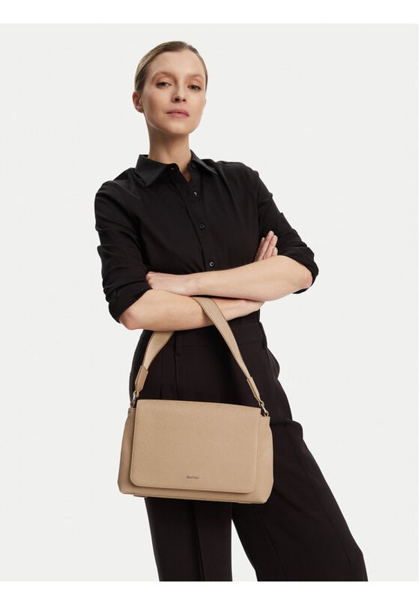 Calvin Klein Torebka Ck Must Satchel_Mono K60K613181 Beżowy. Kolor: beżowy. Materiał: skórzane