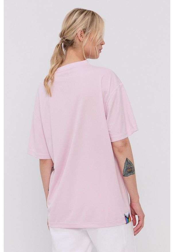 Reebok - T-shirt. Kolor: różowy. Materiał: włókno, dzianina, materiał. Wzór: nadruk