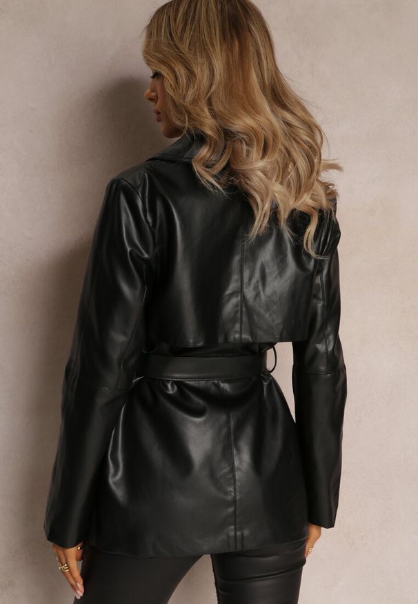 Renee - Czarny Wiązany Płaszcz Dwurzędowy Kurtka z Imitacji Skóry Primael. Okazja: na co dzień. Kolor: czarny. Materiał: skóra. Wzór: aplikacja. Sezon: wiosna. Styl: casual, elegancki