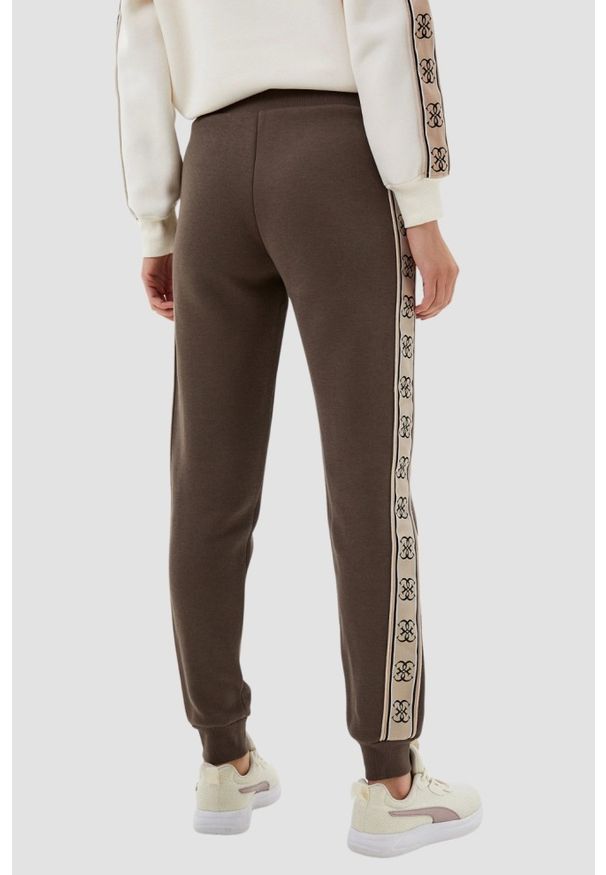 Guess - GUESS Brązowe damskie spodnie dresowe Britney Jogger. Kolor: brązowy. Materiał: dresówka. Długość: długie