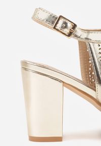 Born2be - Złote Ażurowe Sandały Vices na Obcasie ze Skórzaną Wkładką Nevidas. Okazja: na co dzień. Zapięcie: sprzączka. Kolor: złoty. Materiał: skóra. Wzór: ażurowy. Obcas: na obcasie. Styl: casual, elegancki. Wysokość obcasa: średni #9