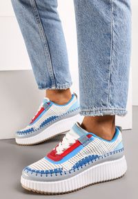 Renee - Biało-Niebieskie Sneakersy na Platformie Ozdobione Nitami i Patchworkowymi Wstawkami Jeneria. Kolor: biały. Wzór: aplikacja. Obcas: na platformie #3