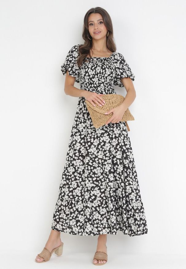 Born2be - Czarna Rozkloszowana Sukienka Maxi w Kwiaty Casceia. Kolor: czarny. Wzór: kwiaty. Długość: maxi