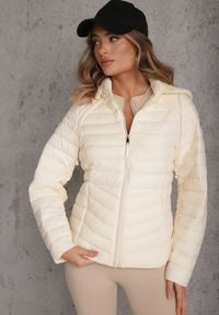 Renee - Jasnobeżowa Przejściowa Kurtka Pikowana z Kapturem z Możliwością Odpięcia Pretiga. Okazja: na spacer. Typ kołnierza: kaptur. Kolor: beżowy. Materiał: jeans, nylon #5