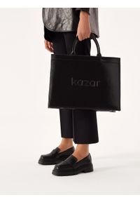 Kazar - Czarna skórzana torebka typu tote bag. Kolor: czarny. Wzór: aplikacja. Sezon: lato. Materiał: skórzane. Styl: elegancki, biznesowy #4