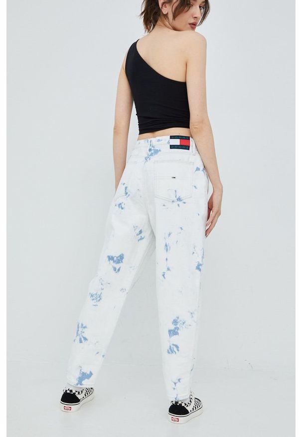 Tommy Jeans jeansy DW0DW12360.PPYY damskie high waist. Stan: podwyższony. Kolor: biały