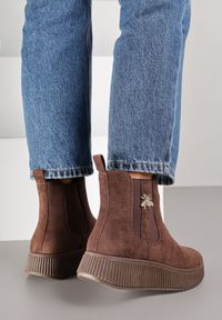 Born2be - Brązowe Botki Typu Sztyblety Vices z Metaliczną Ozdobą Alirrive. Okazja: na co dzień. Kolor: brązowy. Materiał: jeans. Wzór: aplikacja. Styl: klasyczny, casual, elegancki