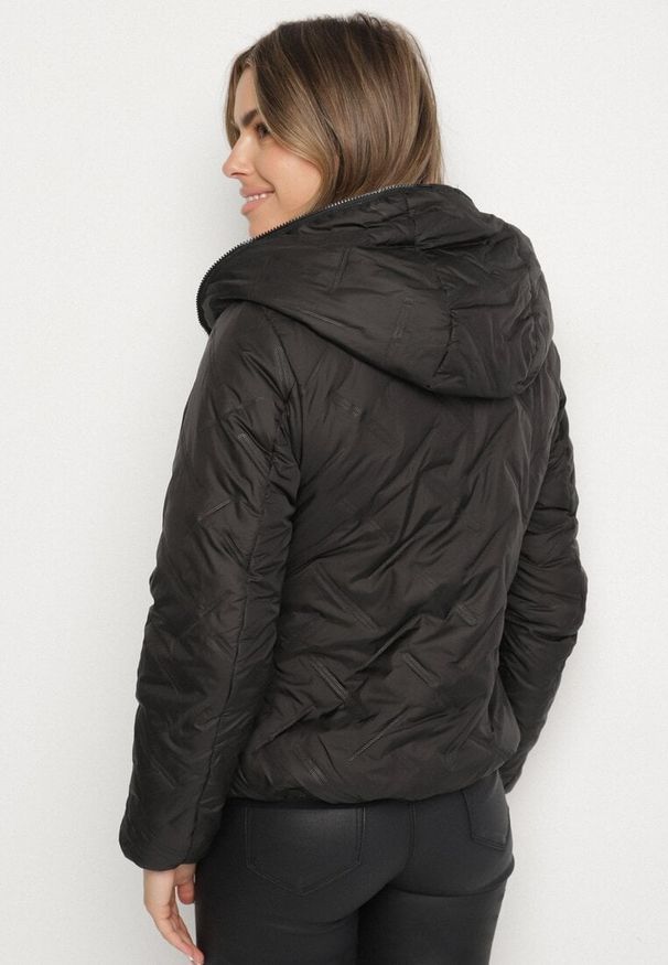 Born2be - Czarno-Beżowa Pikowana Kurtka z Kapturem o Dwustronnym Kroju Tahalia. Okazja: na spacer. Typ kołnierza: kaptur. Kolor: czarny. Materiał: dzianina, futro, poliester, wełna, jeans