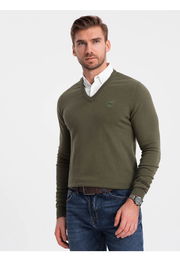 Ombre Clothing - Sweter męski z dekoltem "w serek" z koszulowym kołnierzykiem - ciemnooliwkowy V5 - Rozmiar: S. Typ kołnierza: kołnierzyk koszulowy, dekolt w serek. Kolor: oliwkowy. Materiał: nylon, materiał, bawełna. Styl: klasyczny