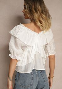 Renee - Biała Bluzka z Falbankami i Bufiastymi Rękawami Aliviera. Okazja: na co dzień. Typ kołnierza: kołnierz z falbankami. Kolor: biały. Materiał: jeans. Styl: elegancki, casual #4