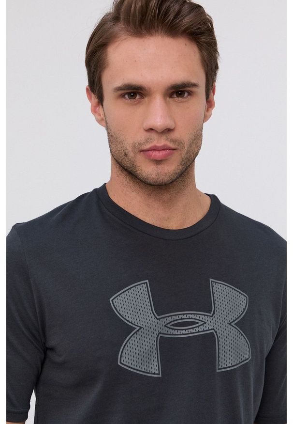 Under Armour - T-shirt. Kolor: czarny. Materiał: dzianina. Wzór: nadruk