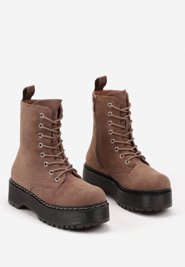 Born2be - Ciemnobeżowe Botki na Platformie w Stylu Workerów z Imitacji Zamszu Justinata. Okazja: na co dzień. Kolor: beżowy. Materiał: zamsz. Obcas: na platformie. Styl: casual, elegancki