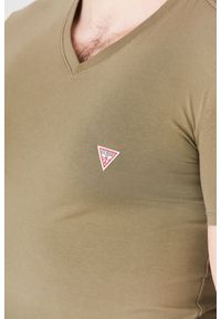 Guess - GUESS Khaki t-shirt męski w serek z elastanem. Typ kołnierza: dekolt w serek. Kolor: zielony. Materiał: elastan. Wzór: aplikacja #3