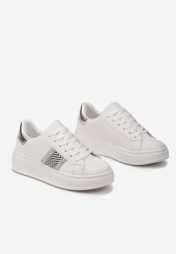 Renee - Biało-Srebrne Sneakersy z Metaliczną Wstawką na Grubej Podeszwie z Ozdobną Taśmą z Brokatem Qinessa. Kolor: biały