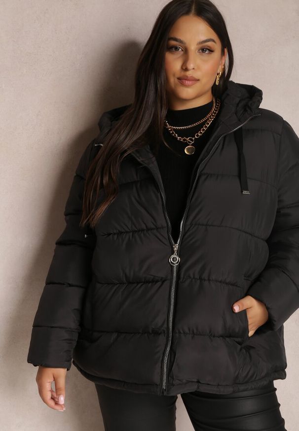 Renee - Czarna Kurtka z Kapturem Pikowana Helnee. Okazja: na co dzień. Typ kołnierza: kaptur. Kolekcja: plus size. Kolor: czarny. Długość: długie. Materiał: tkanina. Długość rękawa: długi rękaw. Sezon: jesień, zima. Styl: casual