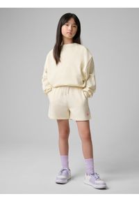 4f - 4F Bluza dresowa loose bez kaptura dziewczęca - biała 158 (12-13 lat). Okazja: na co dzień, na uczelnię. Typ kołnierza: bez kaptura. Kolor: biały. Materiał: dresówka. Wzór: nadruk. Sezon: lato. Styl: casual #1