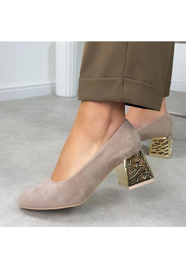 Beżowe zamsz Polskie czółenka damskie Suzana 594. Okazja: na co dzień. Nosek buta: okrągły. Kolor: beżowy. Szerokość cholewki: normalna. Materiał: zamsz. Sezon: wiosna, lato, jesień. Obcas: na obcasie. Styl: wizytowy, casual, klasyczny, elegancki. Wysokość obcasa: średni