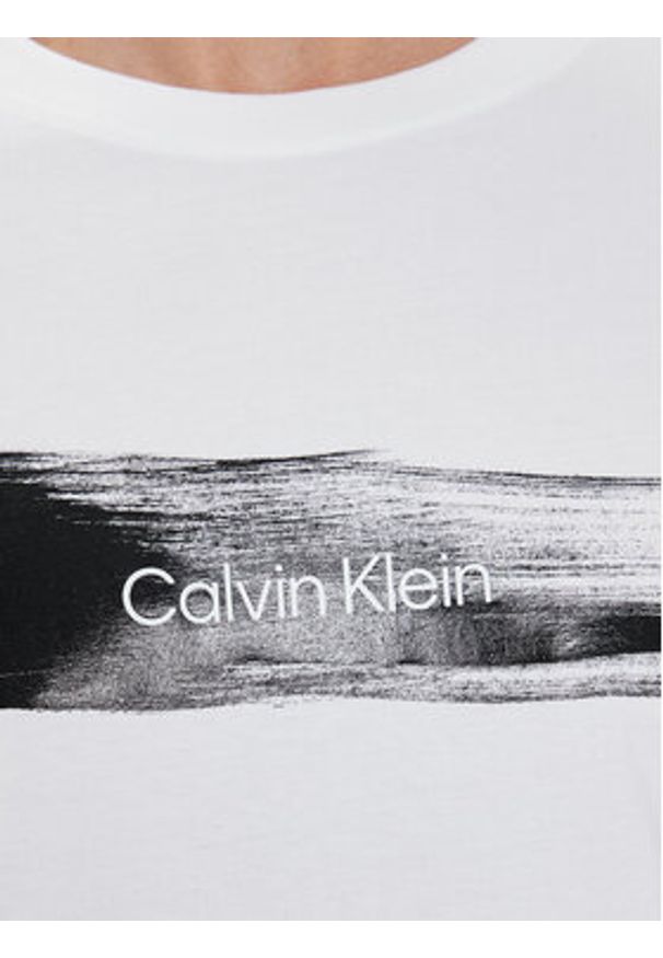 Calvin Klein T-Shirt Brush Logo K10K113113 Biały Regular Fit. Kolor: biały. Materiał: bawełna