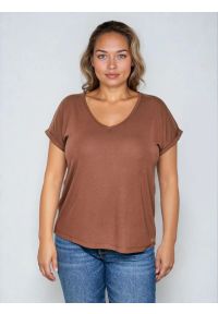 Big-Star - Koszulka damska o luźnym kroju brązowa Valeria 804. Typ kołnierza: dekolt w serek. Kolor: brązowy. Materiał: dzianina, skóra, jeans, wiskoza. Długość rękawa: krótki rękaw. Długość: krótkie. Styl: klasyczny