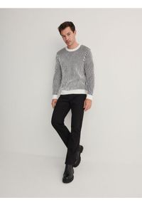 Reserved - Sweter z prążkowanej dzianiny - biały. Kolor: biały. Materiał: dzianina, prążkowany